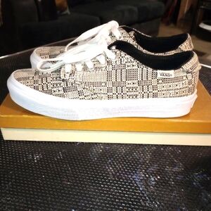 Vans / Women's Size 6.5 / Black & White